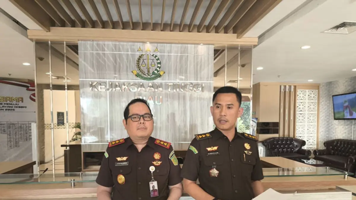 Kejari Siak Heri Yulianto (kiri) bersama Kasi Penkum dan Humas Kejati Riau Zikrullah memberikan keterangan pers pada Kamis (30/4/2026). (Humas Kejati Riau utuk Riaupos.co)
