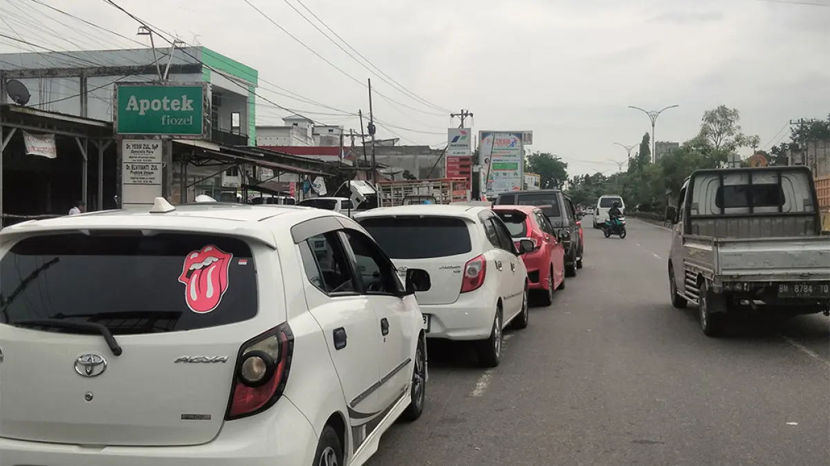 Kendaraan antre mengisi BBM di SPBU 14.284.622 Bangkinang Kota, Rabu (29/4/2026). (KAMARUDDIN/RIAU POS)