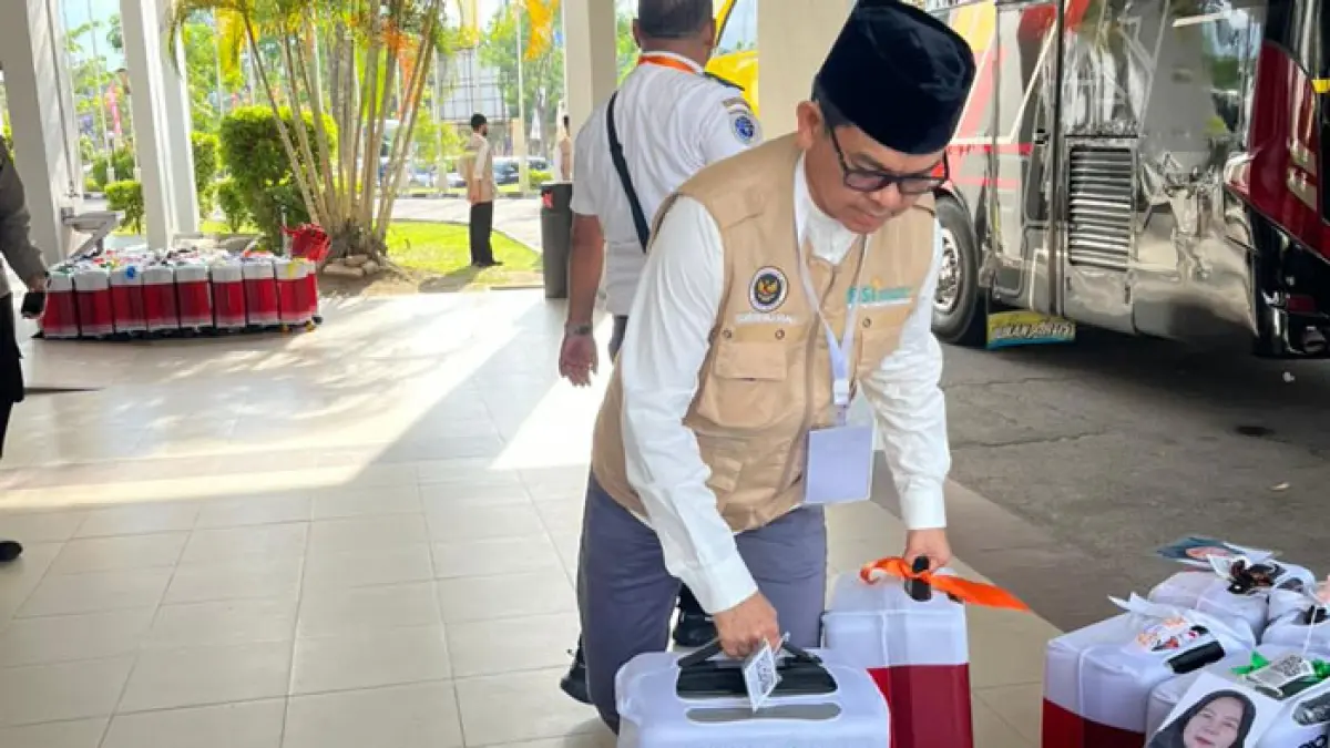 Kepala Kantor Wilayah (Kanwil) Kementerian Haji dan Umrah Provinsi Riau Defizon saat memantau kondisi koper jemaah. (Istimewa)