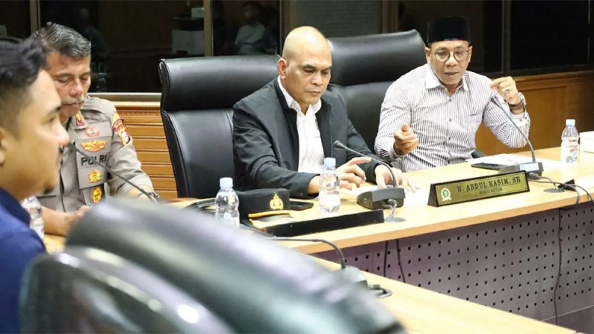 Ketua DPRD Riau Kaderismanto saat memimpin rapat, baru-baru ini. (ISTIMEWA)