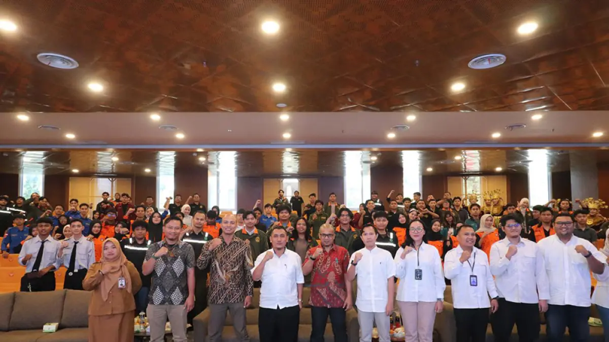 Manager PT PLN (Persero) UPP Sumbagteng III Dery Afriadi dan Team Leader Pengendalian Konstruksi PLN (Persero) UPP Sum­bagteng  Ovan Klinsman Ompusunggu melakukan foto bersama.  (pt pln (persero) untuk riau pos)