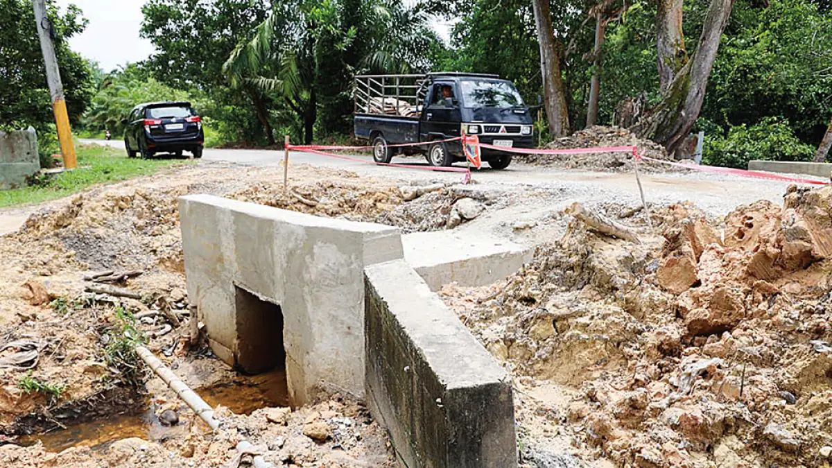 Pembangunan box culvert yang dilakukan PTPN IV sedang dalam proses pengerjaan di Desa Benteng Hulu, Kecamatan Mempura, Kabupaten Siak, beberapa waktu lalu. (Humas PTPN IV)