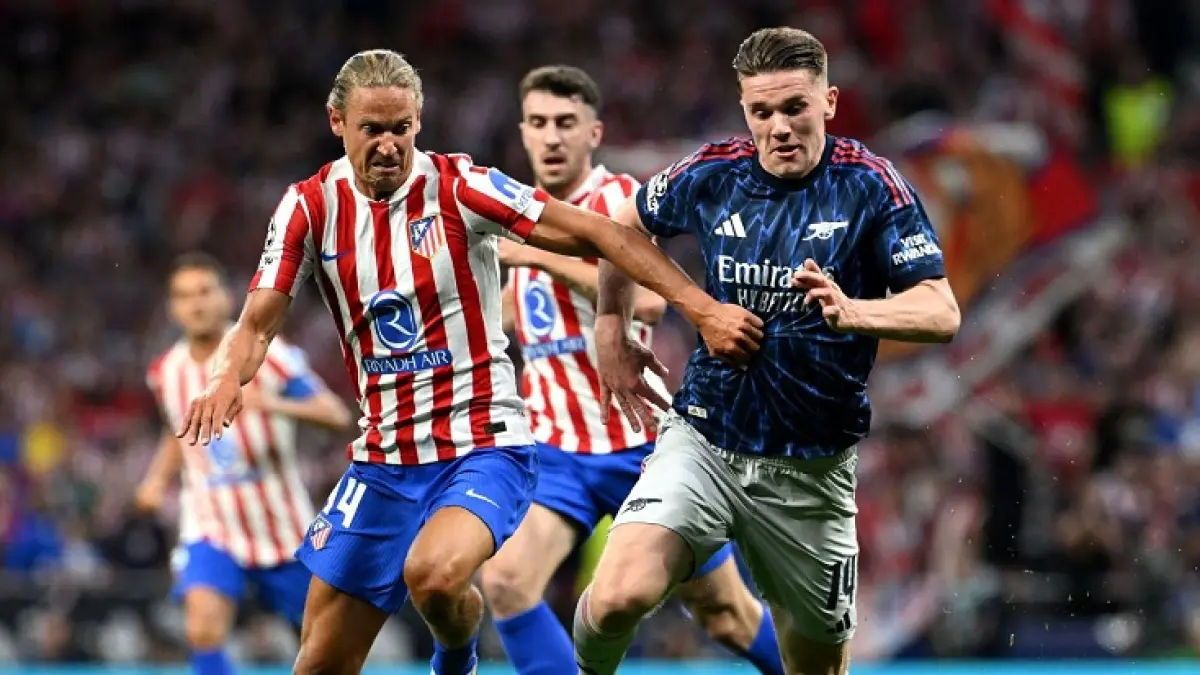 Penyerang Arsenal Viktor Gyokeres (kanan) berduel dengan bek kanan Atletico Madrid Marcos Llorente pada leg pertama semifinal Liga Champions yang berakhir imbang 1-1, Kamis (30/4/2026) dini hari WIB. (Stuart MacFarlane/Arsenal FC via Getty Images)
