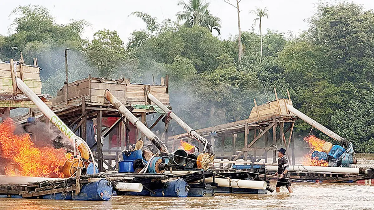 Personel Polsek Cerenti kembali membakar 11 rakit PETI yang ditemukan di aliran Sungai Kuantan,  Desa Pulau Busuk, Kecamatan Cerenti, Kabupaten Kuantan Singingi, Rabu (29/4/2026). (Polsek Cerenti untuk Riau Pos)