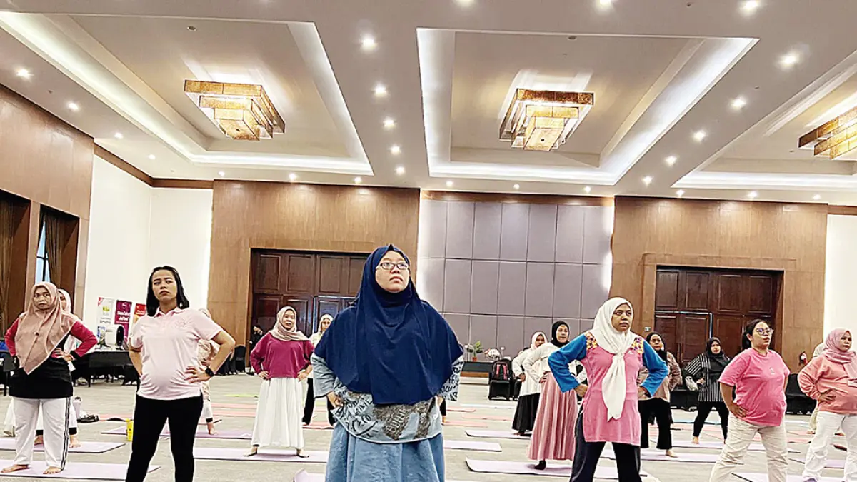 Peserta Harmony of Motherhood Healthy Moms, Happy Journey yang ditaja Aryaduta Hotel Pekanbaru bersama RS Zainab mengikuti kegiatan senam hamil, Rabu (29/4/2026). (Prapti Dwi Lestari)