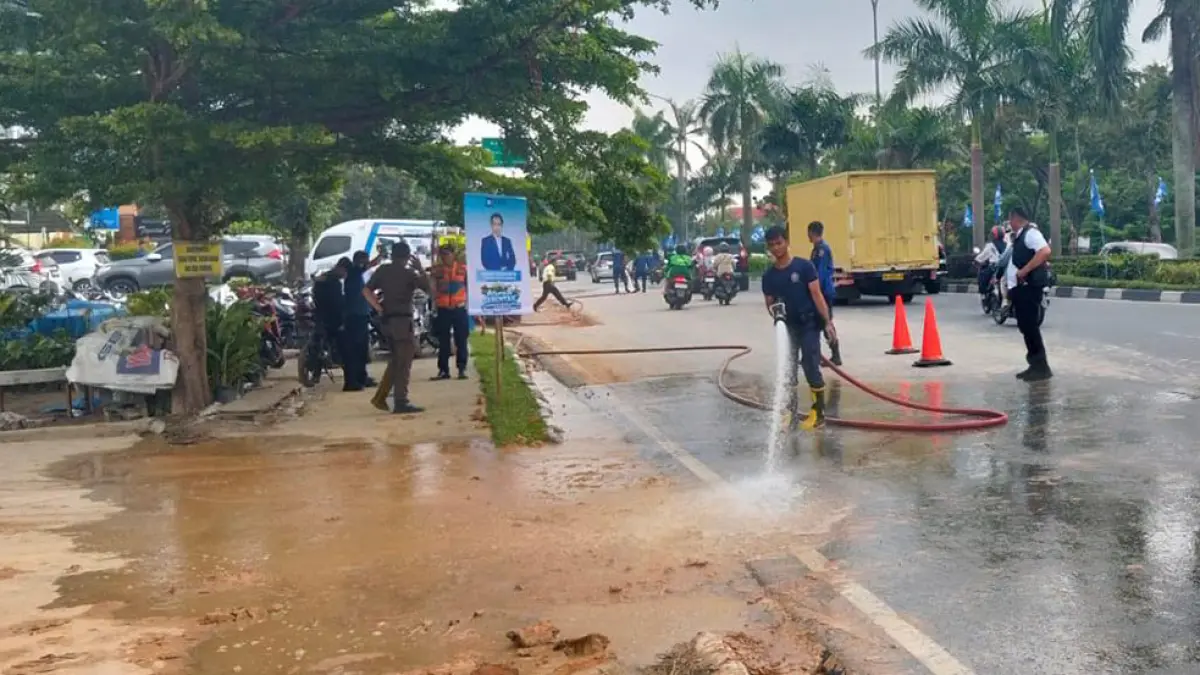 Petugas DPKP Pekanbaru bersama Satpol PP Pekanbaru melakukan pembersihan ceceran tanah timbun yang berserakan di Jalan Jenderal Sudirman, Kecamatan Marpoyan Damai, Rabu (29/4/2026). (SATPOL PP PEKANBARU UNTUK RIAU POS)