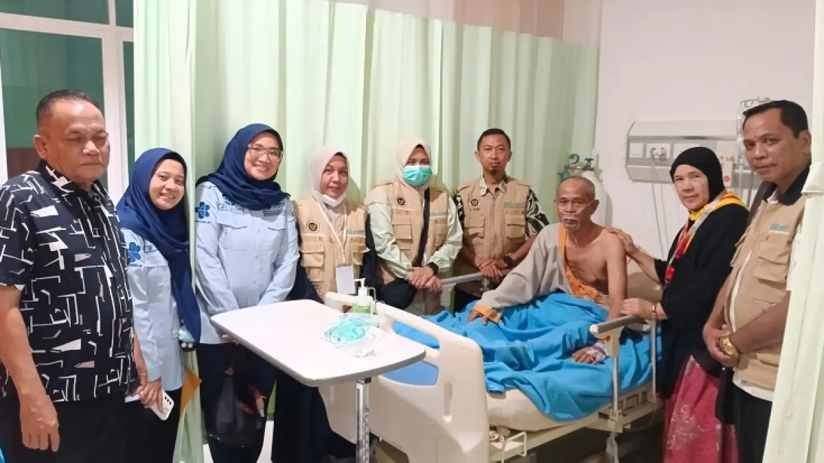 Pj Sekda Rohul H Yusmar MSi (kiri) meninjau kondisi JCH asal Rohul Kloter 8 bernama Ismed Daulay didampingi istri yang sedang di rawat di RS Otorita Batam, Rabu (29/4/2026) malam. (Kemenhaj Rohul untuk Riaupos.co)