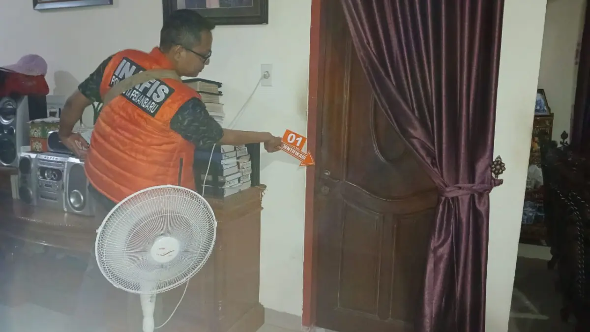 Polisi tengah melakukan olah TKP di lokasi kejadian di Jalan Kurnia 2, Kecamatan Rumbai, Rabu (29/4/2026). (Polsek Rumbai Pesisir)