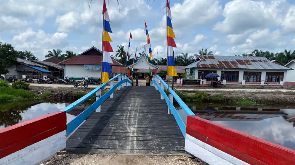Renovasi jembatan penghubung atau akses menuju SDN 012 Rumbai Jaya, Desa Rumbai Jaya, Kecamatan Kempas, Inhil rampung dan bisa dilalui dengan aman oleh pelajar, Kamis (30/4/2026). (Istimewa)