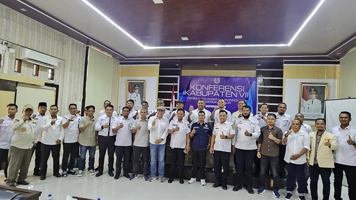 Sejumlah pengurus PWI Riau foto bersama pengurus dan anggota PWI Rohil serta undangan pada saat pembukaan Konferensi VIII PWI Rohil di Bagansiapiapi, Rabu (29/4/2026). (ZULFADHLI/RIAU POS)