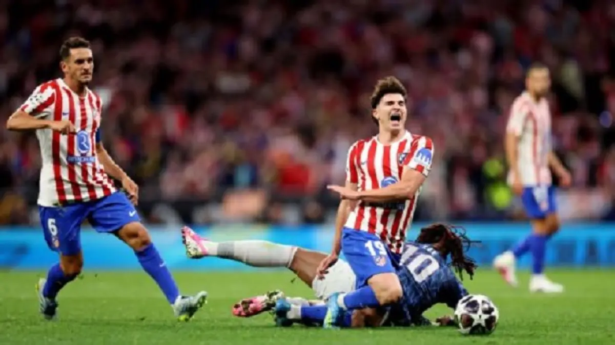 Striker asal Argentina Julián Álvarez mengalami cedera saat Atlético Madrid bermain imbang 1-1 lawan Arsenal pada leg 1 semifinal Liga Champions di Madrid. (Getty Images)