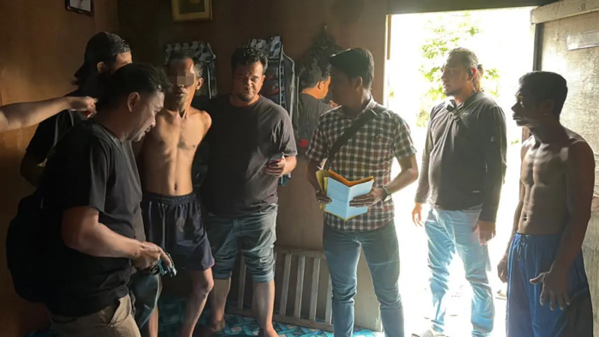 Tersangka pembakaran jaring M, saat diamankan polisi di sebuah rumah di Jalan Seiya, Bagansiapiapi. (Istimewa)