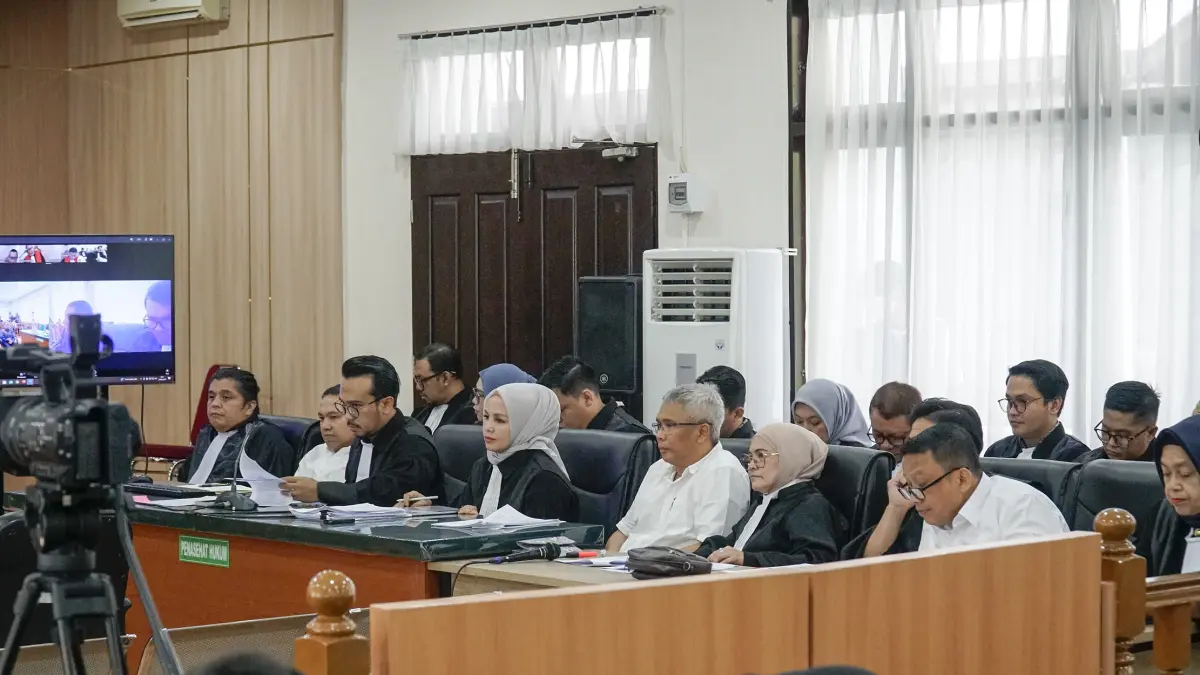 Gubernur Riau non aktif Abdul Wahid dan Mantan Kadis PUPR Riau M Arief Setiawan dan Tenaga Ahli Gubri Dani M Nursalam saat ikuti proses sidang di Pengadilan Tipikor PN Pekanbaru, dengan agenda mendengar keterangan saksi masih terus bergulir, Pekanbaru, Kamis (30/4/2026) ft: MHD AKHWAN/RIAUPOS