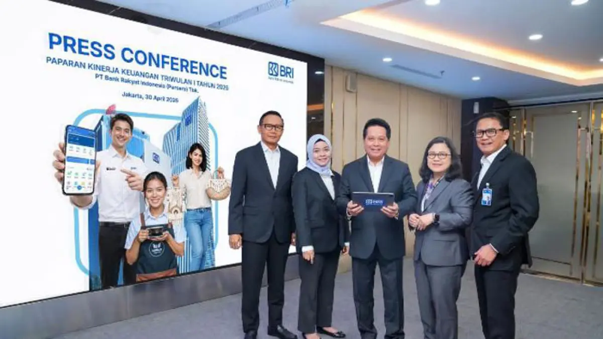 Dirut BRI Hery Gunardi (tengah) didampingi Wadirut BRI Viviana Dyah Ayu (dua kanan), Direktur Network & Retail Funding BRI Aquarius Rudianto (kiri), Direktur Finance & Strategy BRI Achmad Royadi (kanan) dan Direktur Manajemen Risiko BRI Ety Yuniarti (dua kiri) foto bersama usai konferensi pers di Kantor Pusat BRI, Kamis (30/4/2026). (BRI untuk Riaupos.co)