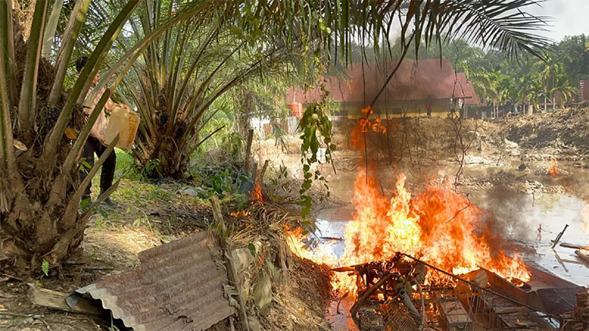 Aktivitas PETI Stingkai, di Kelurahan Sungai Jering Kecamatan Kuantan Tengah, Kamis (30/4/2026) di bakar personel Polres Kuansing. Foto Humas Polres Kuansing