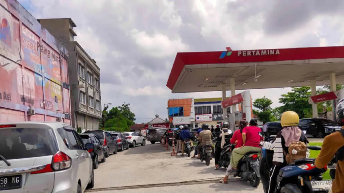 Antrean di SPBU Jalan Kaharudin Nasution Kota Pekanbaru, Jumat (1/5/2026). (Istimewa)