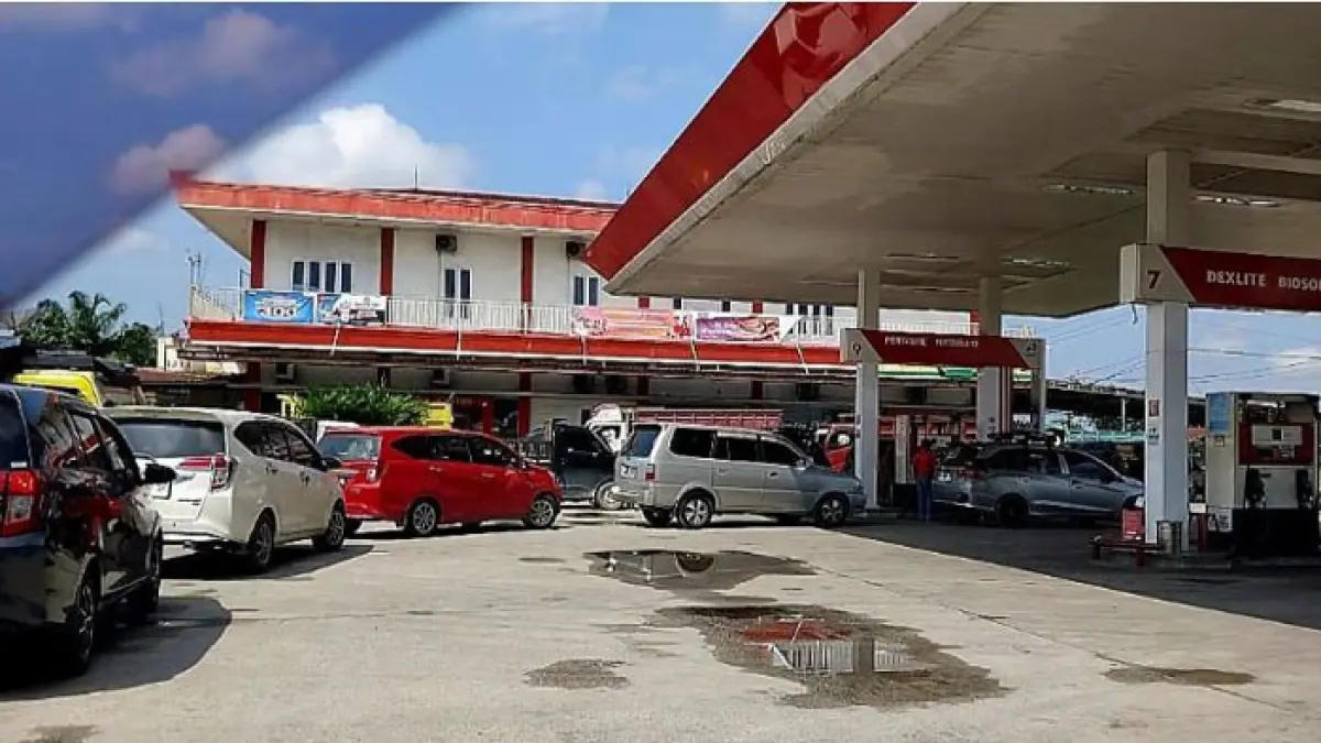 Antrean di SPBU Jalan Kaharudin Nasution Kota Pekanbaru, Jumat (1/5/2026). (Istimewa)