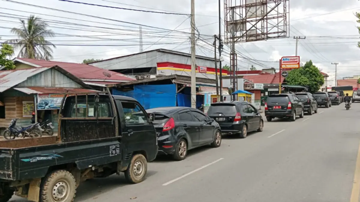 Antrean kendaraan di SPBU Sungai Jering Kecamatan Kuantan Tengah, Jumat (1/5/2026) mengular lumayan panjang. Kondisi ini sudah dua pekan terjadi. (Desriadi Cadra/Riaupos.co)