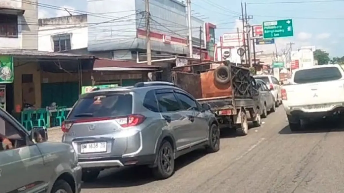 Antrean panjang kendaraan untuk pengisian bahan bakar minyak (BBM) jenis Pertalite kembali terjadi di SPBU 14.284.622 Bangkinang Kota pada Jumat (1/5/2026). (Kamaruddin/Riaupos.co)
