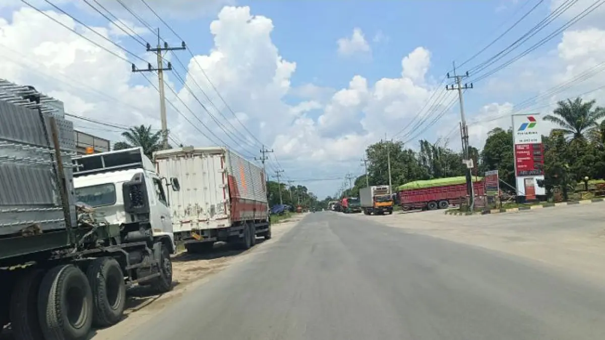 Belasan mobil truk antre di SPBU Kelurahan Pematang Reba Kecamatan Rengat Barat, Jumat (1/5/2026). (Kasmedi/Riaupos.co)