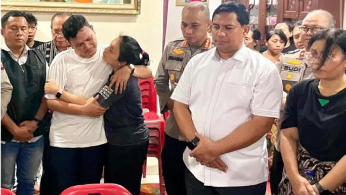 Dirkrimum Polda Riau Kombes Pol Hasyim Risahondua saat melayat ke rumah duka di Rumbai, Jumat (1/5/2026). (Istimewa)