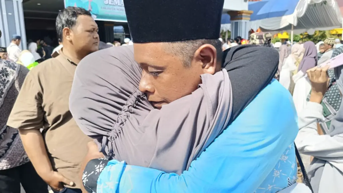 Isak tangis salah seorang jemaah saat berpelukan dengan orangtuanya sebelum menaiki bus pada acara pelepasan Inhu di halaman kantor bupati, Jumat (1/5/2026). (Kasmedi/Riaupos.co)