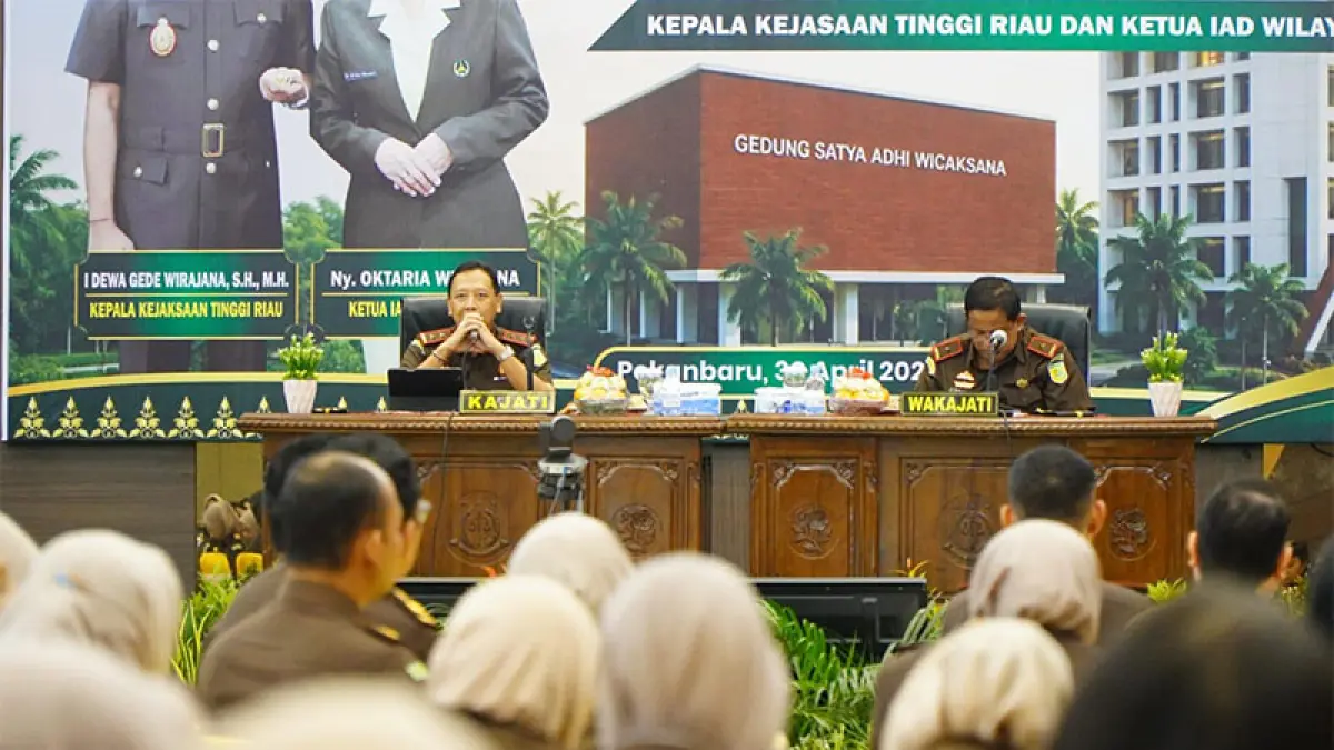 Kajati Riau I Dewa Gede Wirajanan melaksanakan briefing bersama para pegawai pada hari perdananya memimpin Kejati Riau, Kamis (30/4/2026). Humas Kejati Riau