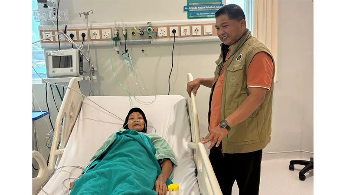 Kakan Kemenhaj Kuansing, H Armadis SAg MPd menjenguk Tuyem (JCH) yang dirawat di RS Awalbros Botania II, Batam, Kepri, Jumat (1/5/2026). Foto Kemenhaj Kuansing

