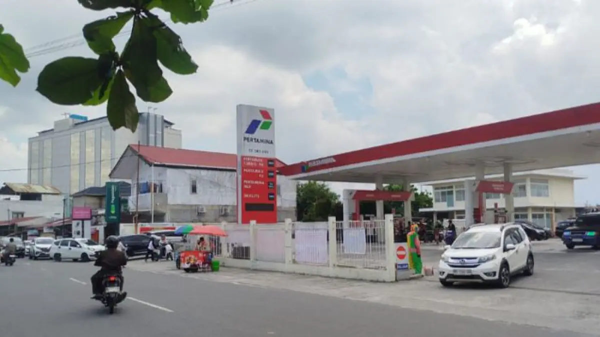 Kendaraan roda empat maupun roda dua yang tengah mengantri di SPBU di kawasan Jalan Melati, Kecamatan Sukajadi, Pekanbaru, Jumat (1/5/2026). (Dofi Iskandar/Riaupos.co)