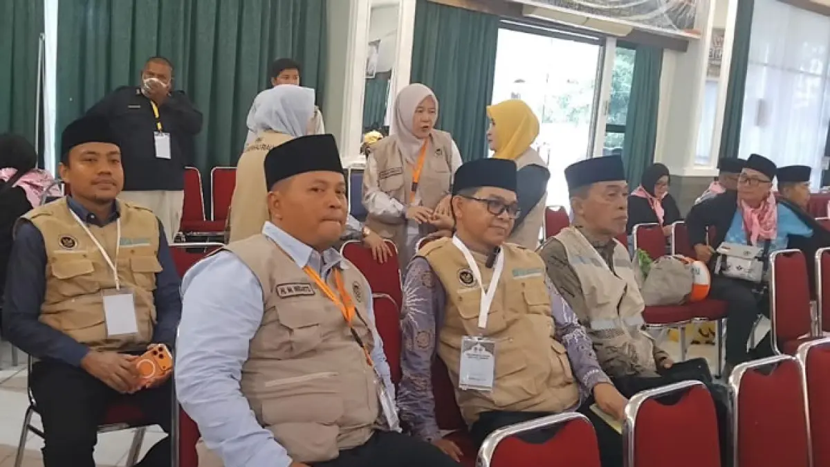 Kepala Kemenhaj Riau Defizon saat berada di asrama haji Batam. (Istimewa)