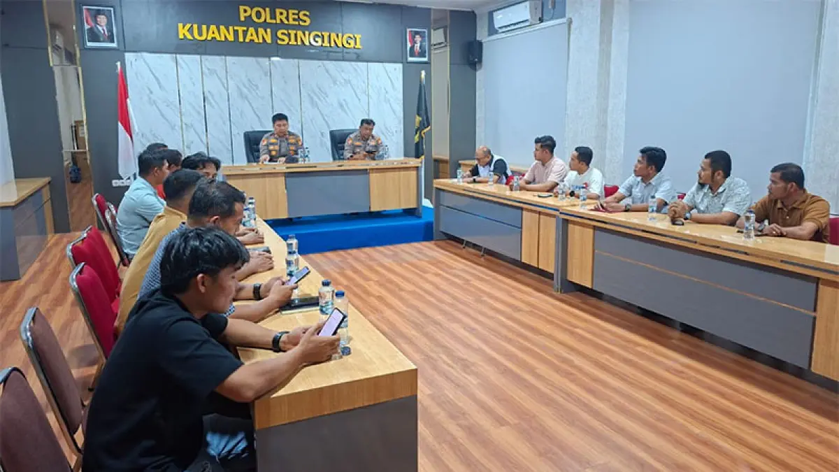 Ketua FSPMI Kuansing Jon Hendri bersama perwakilan buruh melakukan koordinasi dengan Polres Kuansing, Rabu (29/4/2026) terkait peringatan hari buruh. (ISTIMEWA)

