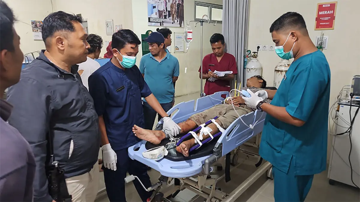 Personel Polsek Benai mengawasi tersangka sabu AL yang mendapat hadiah timah panas karena melakukan perlawanan saat penggerebekan, Rabu (29/4/2026) malam. Foto Polsek Benai
