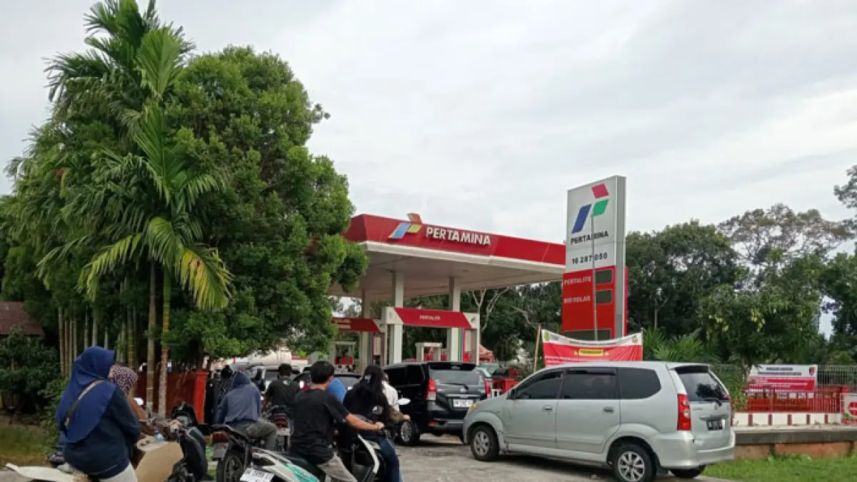 Ratusan kendaraan bermotor jenis roda dua antre untuk membeli BBM bersubsidi  di SPBU jalan Bantan Desa Senggoro, Bengkalis, Jumat (1/5/2026) sore. (Istimewa)