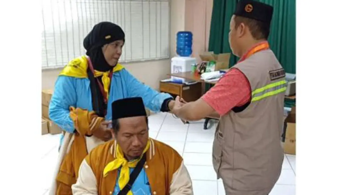 Tim medis melakukan pemeriksaan terhadap dua JCH Rohil yang akhirnya bisa diberangkatkan setelah dinyatakan sehat, menyusul melalui Kloter BTH 08, Batam. (Kemenhaj Rohil untuk Riaupos.co).