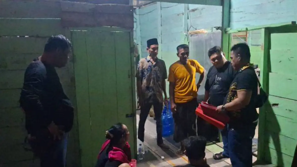 Tim Unit Reskrim Polsek Pujud saat mengamankan seorang IRT terkait kasus narkoba, di wilayah hukum Pujud, Kamis (30/4/2026) malam. (Istimewa)