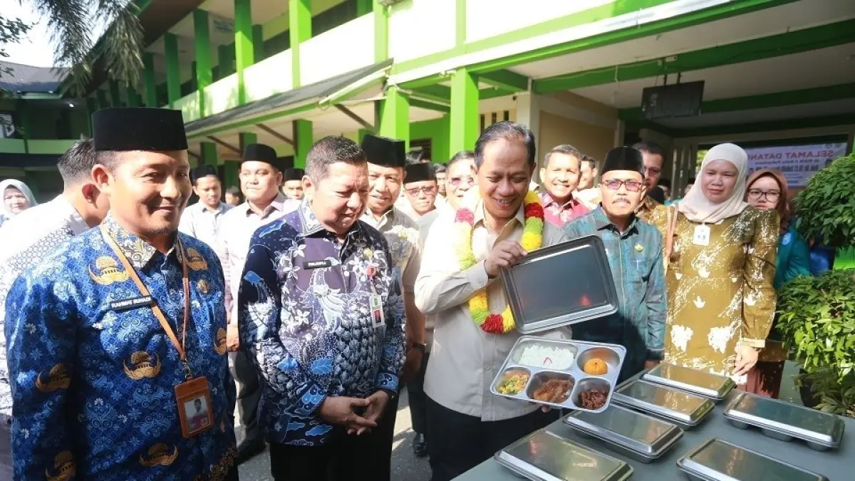 Wakil Menteri Koordinator Bidang Pangan Hanif Faisol Nurofiq membuka ompreng melihat menu MBG saat melakukan peninjauan di MAN 2 Pekanbaru, Kamis (30/4/2026).Diskominfotik Riau&nbsp;untuk Riau Pos