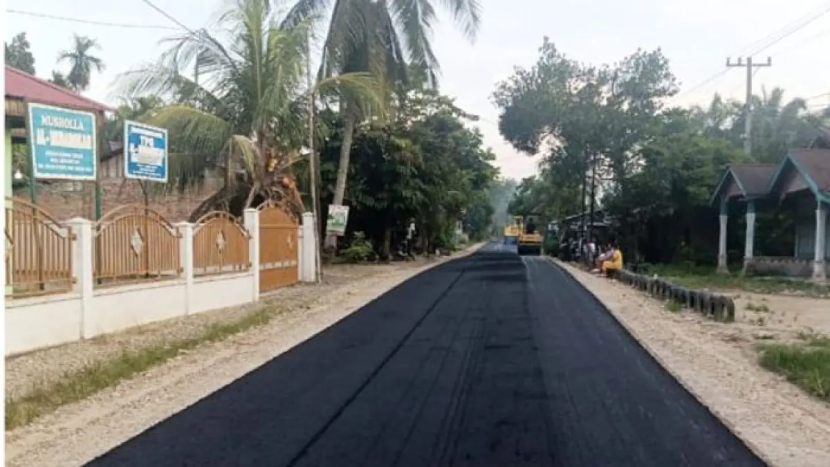 Warga menyaksikan pelaksanakan pengaspalan jalan di Desa Lubuk Betung, kegiatan pemeliharaan berkala pada ruas jalan Ujung Batu-Lubuk Bendahara Timur Kecamatan Rokan IV Koto, baru-baru ini. (Dinas PUPR Rohul untuk Riaupos.co)