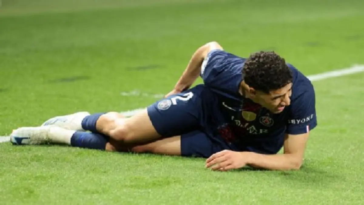Achraf Hakimi dipastikan absen selama beberapa pekan setelah mengalami cedera saat laga leg 1 semifinal Liga Champions kontra Bayern Munchen di Paris. (Xavier Laine/Getty Images)

&nbsp;