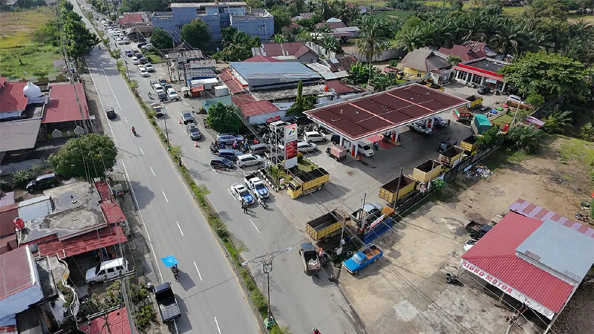 Antrean BBM di SPBU Sungai Jering Teluk Kuantan, Kecamatan Kuantan Tengah, mengular Sabtu (2/5/2026) . Foto diambil dari udara oleh Polres Kuansing. Foto Polres Kuansing