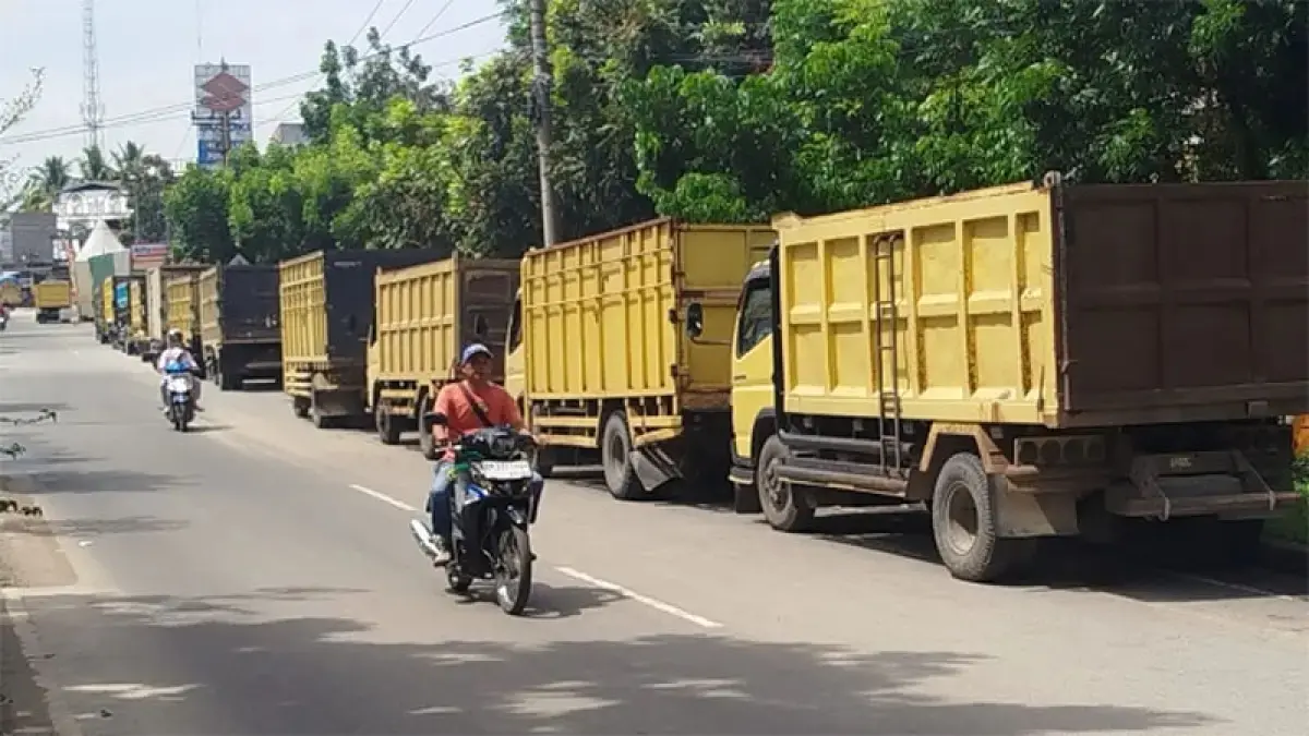 Antrean kendaraan yang ingin mengisi solar di salah satu SPBU di Riau. (DOK RIAUPOS.CO)