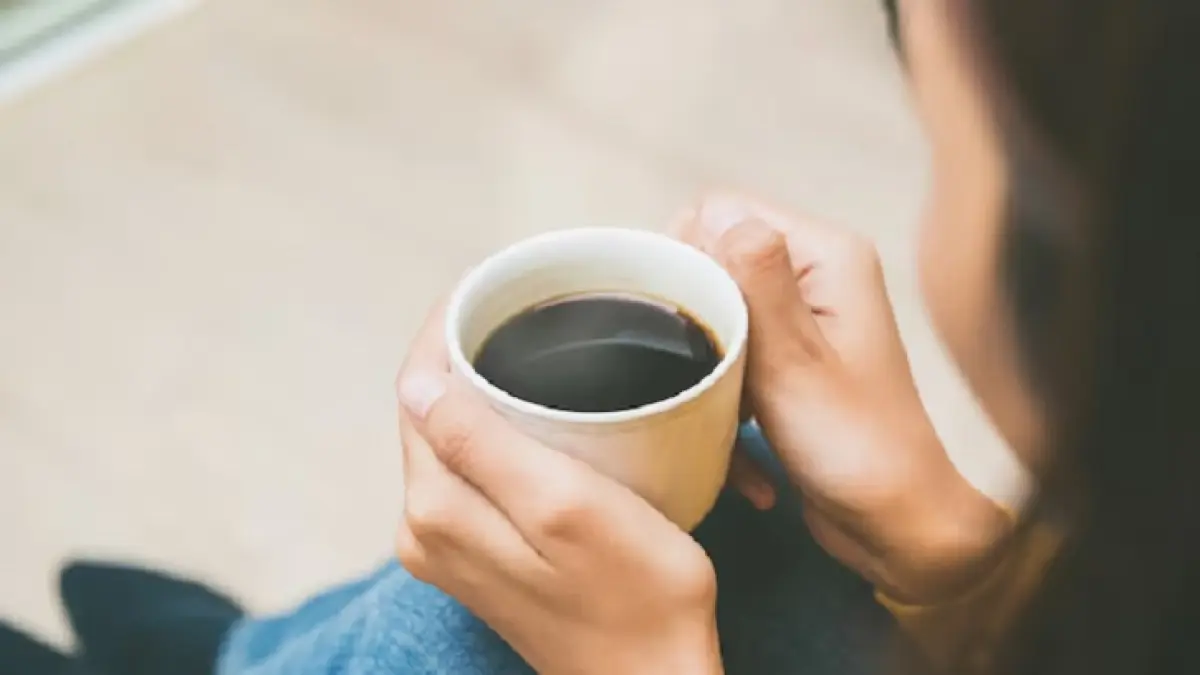 Ilustrasi minum kopi. (Freepik)