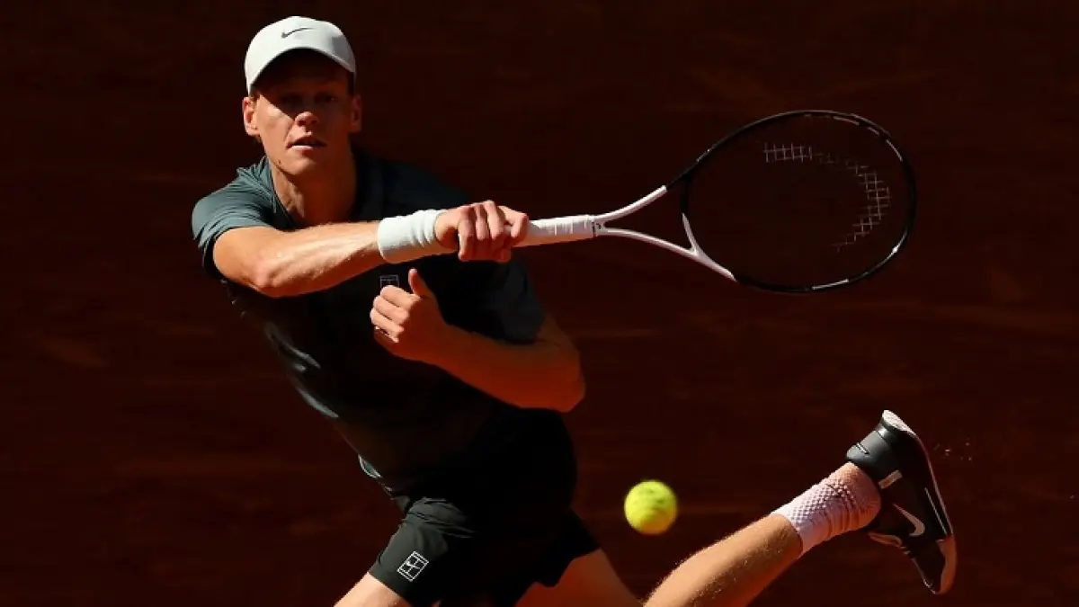 Jannik Sinner memperpanjang rekor kemenangannya menjadi 22 pertandingan dengan mengalahkan Arthur Fils 6-2, 6-4 untuk melaju ke final Mutua Madrid Open 2026. (Instagram @janniksin)