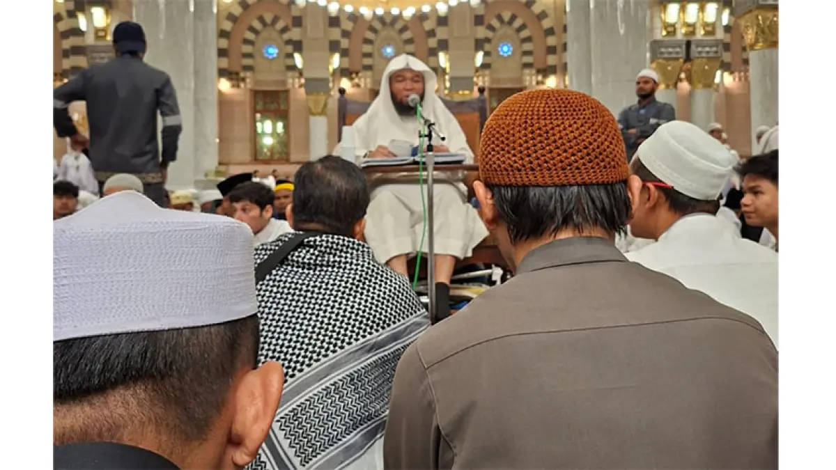 Jemaah Calon Haji Kuantan Singingi menghadiri Pengajian bersama Syekh Dr Ariful Bachri di Pintu 19 Masjid Nabawi, Sabtu (2/5/2026). Foto Kemenhaj Kuansing