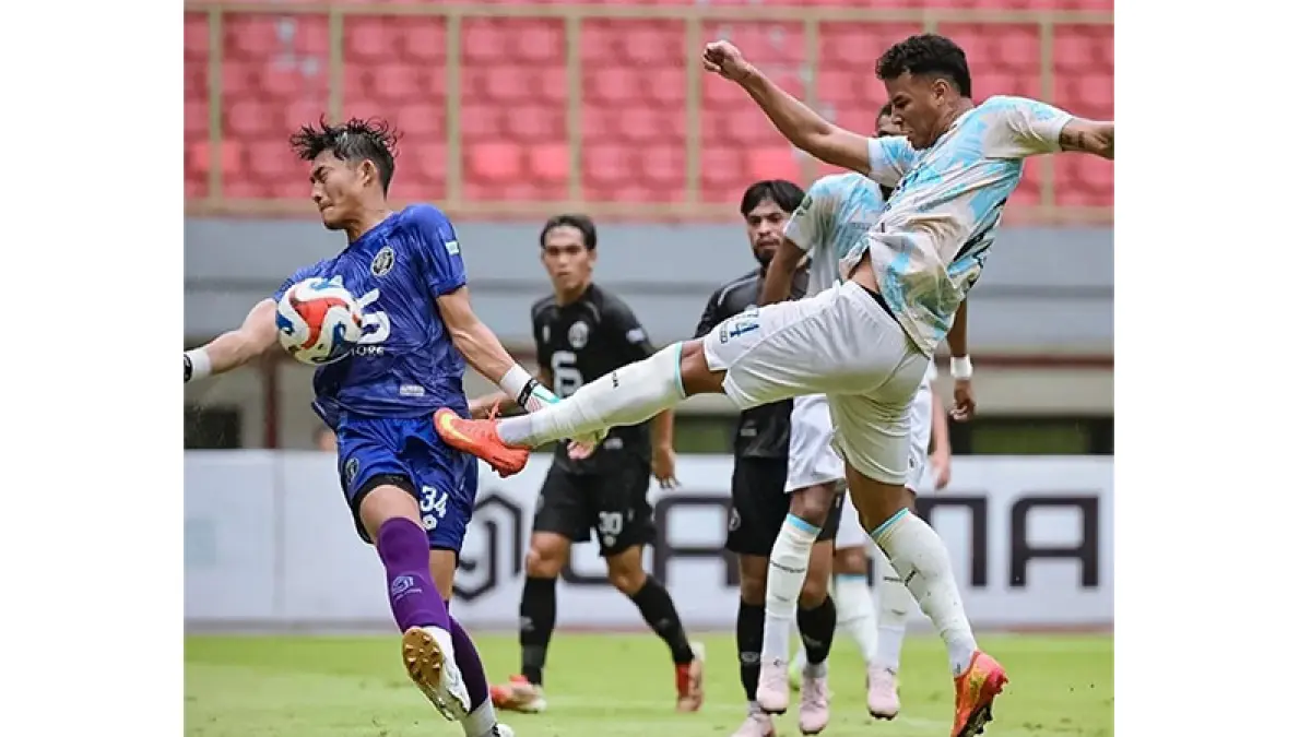 Pemain PSPS Pekanbaru Douglas Cruz melesatkan tendangan ke arah gawang FC Bekasi City di Stadion Patriot Chandra Bhaga, Sabtu (2/5/2026) sore. (Foto: PSPS Pekanbaru)
