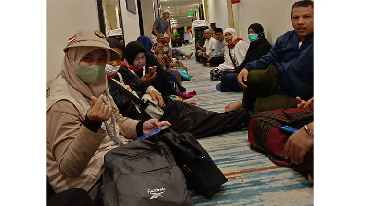 Petugas haji dan sebagian jemaah di Madinah memakai masker dalam kondisi cuaca panas. (ISTIMEWA)