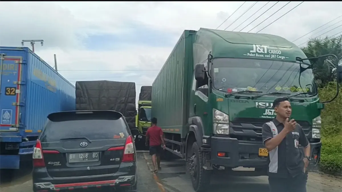 Pihak SPBU mengatur mobil yang terjebak macet di SPBU Dusun Berapit Kelurahan Pangkalan Kasai, Kecamatan Seberida, Jalan Lintas Timur, Sabtu (2/5/2026). Foto Raja Kasmedi
