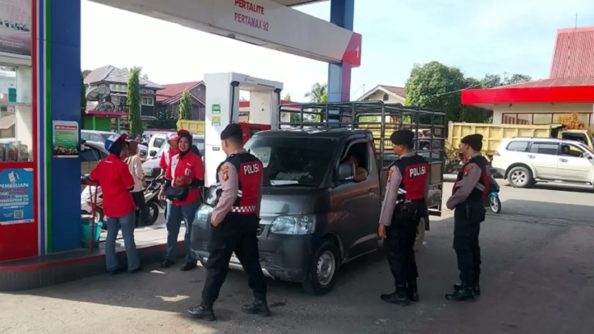 Satuan Samapta Polres Kampar mengintensifkan patroli di sejumlah SPBU guna mengantisipasi gangguan keamanan di tengah potensi krisis bahan bakar minyak (BBM), Sabtu (2/5/2026). (Humas Polres untuk Riaupos.co)