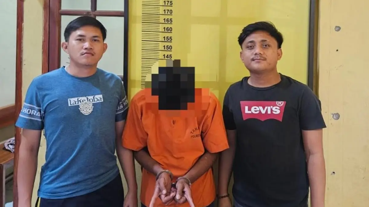 Tersangka R saat diamankan ke Mapolres Rohil.