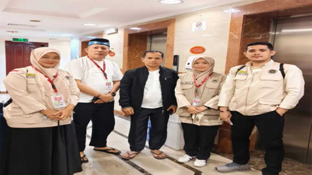 Tim medis bersama Petugas Haji Daerah memantau kondisi jamaah sejak tiba di Madinah, Sabtu (2/5/2026). (Diskominfo Kampar untuk Riaupos.co)
