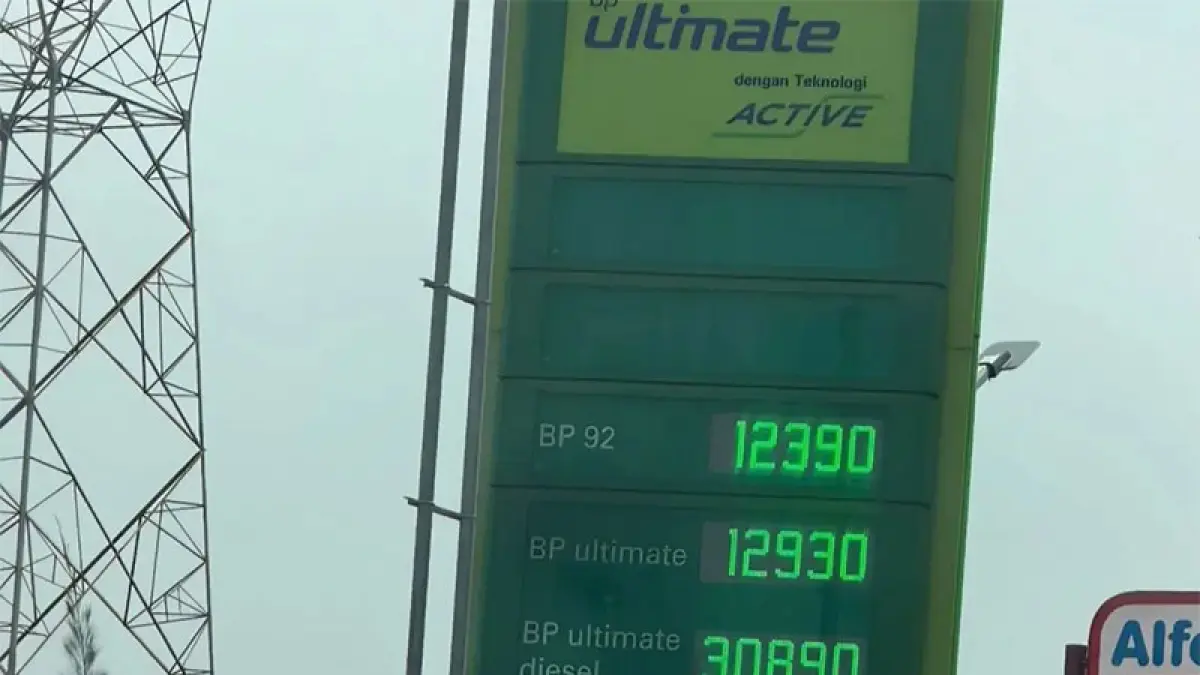 Totem harga BBM menunjukkan BP Ultimate Diesel tembus Rp30 ribu lebih. (RianAlfianto/JawaPos.com)

